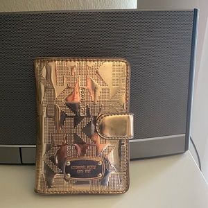 Michael Kors Wallet . Pink light metallic color.